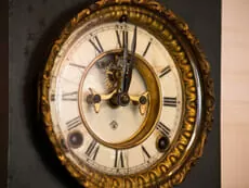 古い置時計のイメージ