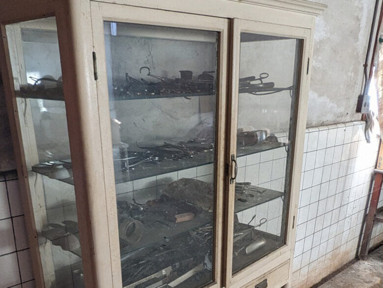 古い病院の医療棚