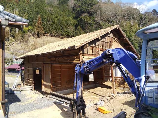 解体される空家