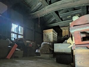 空き家の中に残された骨董品と古い生活用品