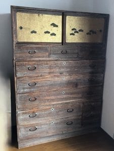 変色した桐箪笥